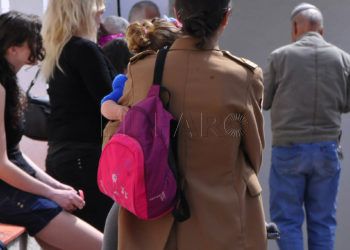 mujer-militar-niño