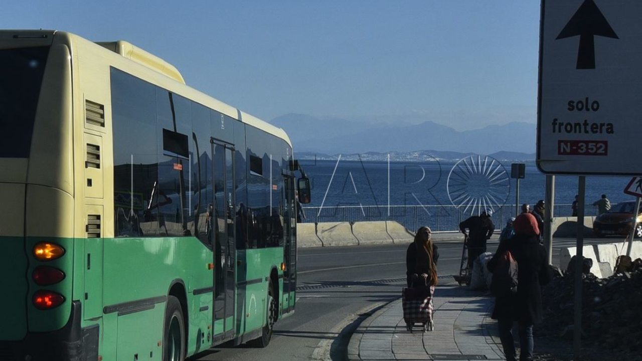 Multa a un conductor de autobús por ir sobrecargado de pasajeros de pie