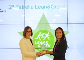 Michaela Reischl (a la izqda), directora de RSC de Lidl en España, recoge la 2ª estrella de la mano de María Tena, responsable de Logística de AECOC