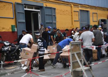 porteadores-almacenes-llenos-mercancia