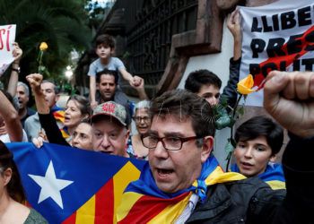 MEX00. CIUDAD DE MÉXICO (MÉXICO), 14/10/2019.- Alrededor de un centenar de personas con banderas de Cataluña protestan hoy, lunes ante la embajada de España en México, en la capital mexicana, por la condena a prisión a nueve líderes catalanes por el proceso secesionista ilegal de 2017. El Tribunal Supremo español impuso este lunes penas de entre 9 a 13 años de cárcel a nueve líderes catalanes por el proceso secesionista ilegal de 2017, una decisión que puso final a un periodo de incertidumbre político-judicial y que puede marcar las elecciones generales españolas del 10 de noviembre. EFE/José Méndez