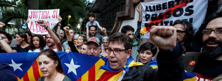 MEX00. CIUDAD DE MÉXICO (MÉXICO), 14/10/2019.- Alrededor de un centenar de personas con banderas de Cataluña protestan hoy, lunes ante la embajada de España en México, en la capital mexicana, por la condena a prisión a nueve líderes catalanes por el proceso secesionista ilegal de 2017. El Tribunal Supremo español impuso este lunes penas de entre 9 a 13 años de cárcel a nueve líderes catalanes por el proceso secesionista ilegal de 2017, una decisión que puso final a un periodo de incertidumbre político-judicial y que puede marcar las elecciones generales españolas del 10 de noviembre. EFE/José Méndez