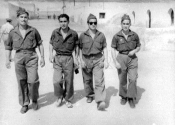 Un grupo de soldados del Batallón Castilla 16 paseando por una calle de Villa Cisneros