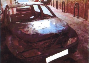 El vehículo, ya incinerado, utilizado en la huída