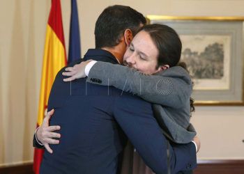 pedro-sanchez-pablo-iglesias-abrazo