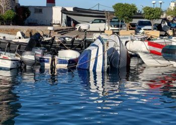 Embarcaciones acumuladas en el puerto deportivo, frente a la base de la Guardia Civil, algunas ya hundiéndose.