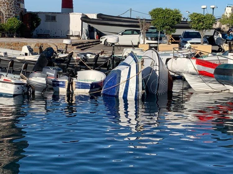 Embarcaciones acumuladas en el puerto deportivo, frente a la base de la Guardia Civil, algunas ya hundiéndose.