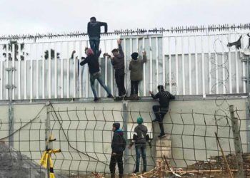 guardia-civil-puerto-inmigrantes-barcos