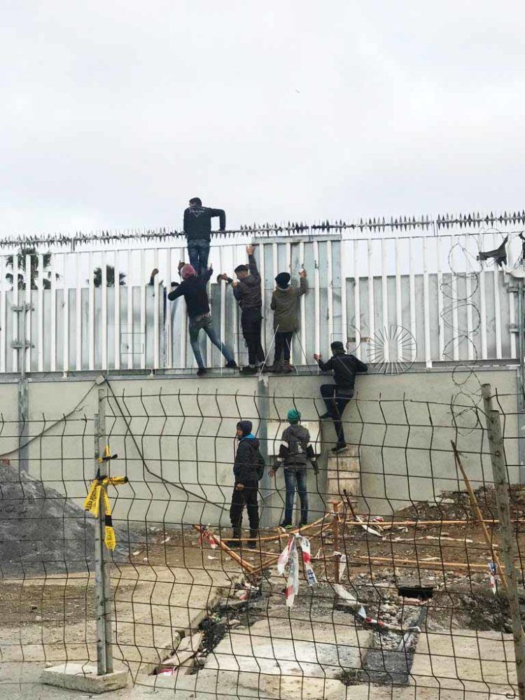 guardia-civil-puerto-inmigrantes-barcos