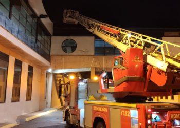 policia-portuaria-bomberos-rescate-inmigrante-techo-puerto-1