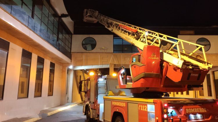 policia-portuaria-bomberos-rescate-inmigrante-techo-puerto-1