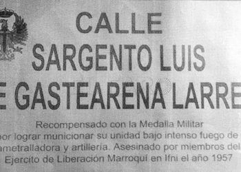Placa que ilustra la calle del sargento Luis de Gastearena Larrea en el acuartelamiento del Regimiento América 66 en Aizoáin (Pamplona)