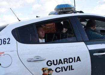 guardia-civil-inmigrante-barco