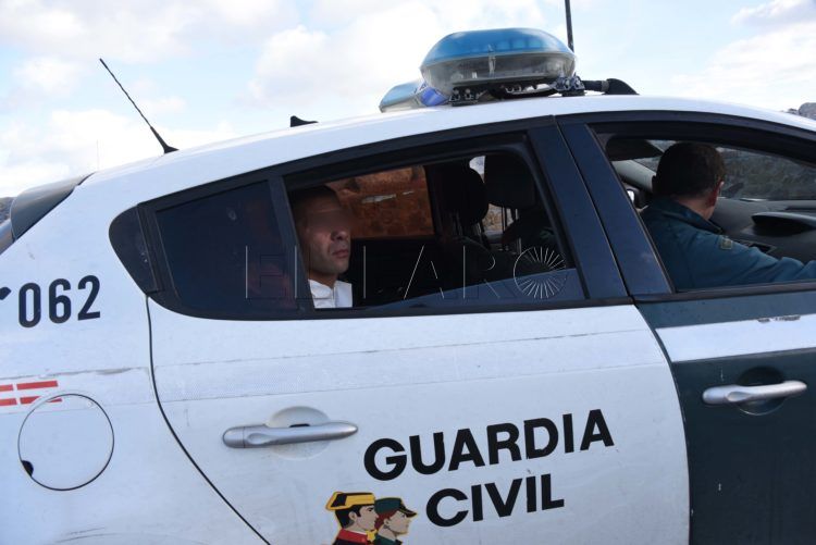 guardia-civil-inmigrante-barco