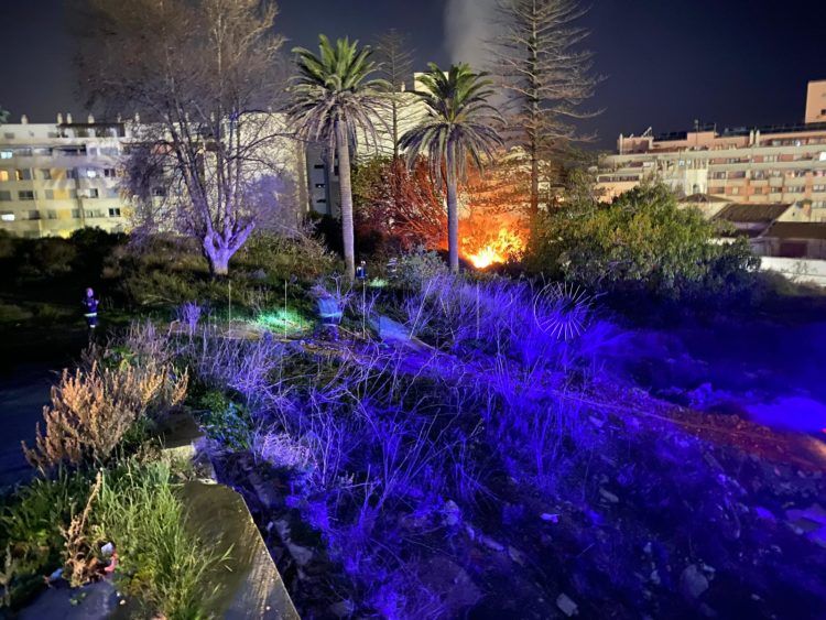 incendio-descampado-iglesia-valle-bomberos