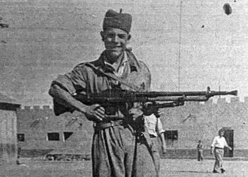 el soldado Nazario Selles Buforn porta el fusil ametrallador del cual él era un experto tirador.