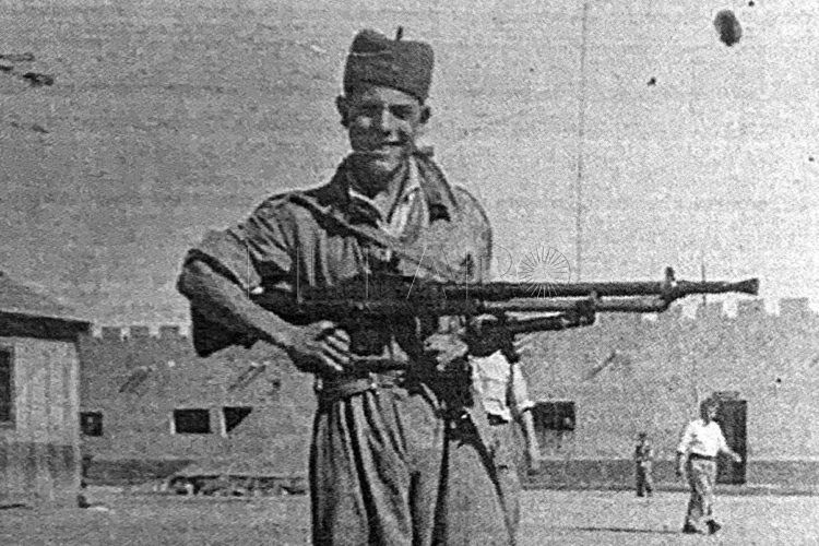 el soldado Nazario Selles Buforn porta el fusil ametrallador del cual él era un experto tirador.