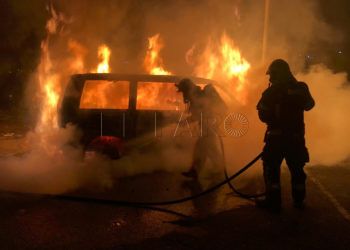 bomberos-vehiculo-quemado