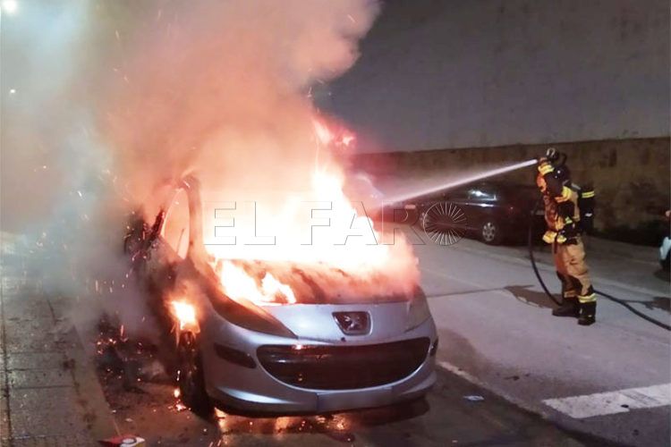 bomberos-vehiculo-quemado-9