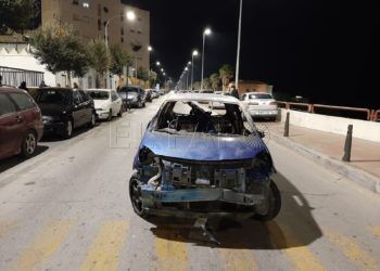 coche-quemado-bloquea-carretera-miramar-2