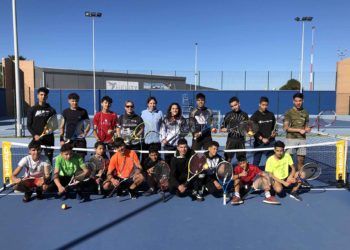 menores-desamparo-aprenden-tenis