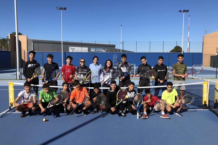 menores-desamparo-aprenden-tenis