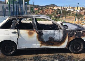 vehiculo-quemado-bomberos-aparcamiento-loma-colmenar-2