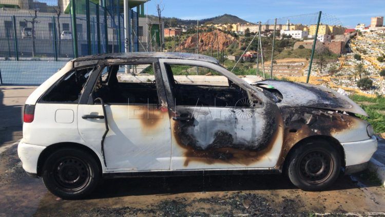 vehiculo-quemado-bomberos-aparcamiento-loma-colmenar-2