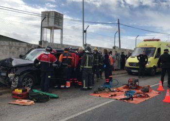 accidente-coche-atrapados-caballeria
