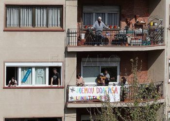 edificio-barcelona-con-sus-vecinos-confinados-casa-1584863062633