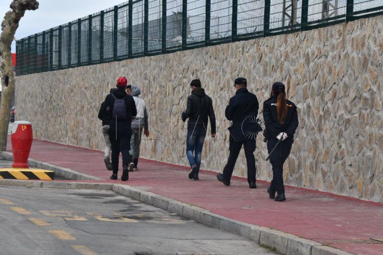 policia-mena-puerto-1