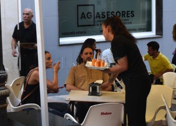 terraza-camareros-turistas