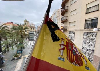 bandera-media-asta-luto-colegio-oficial-medicos- (2)