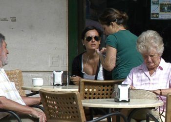 camarera-terraza-hosteleria-archivo