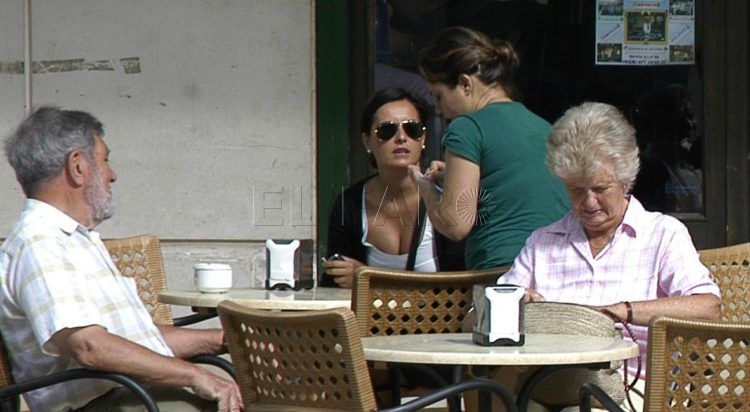 camarera-terraza-hosteleria-archivo