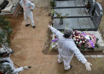 entierro-cementerio-coronavirus-efe