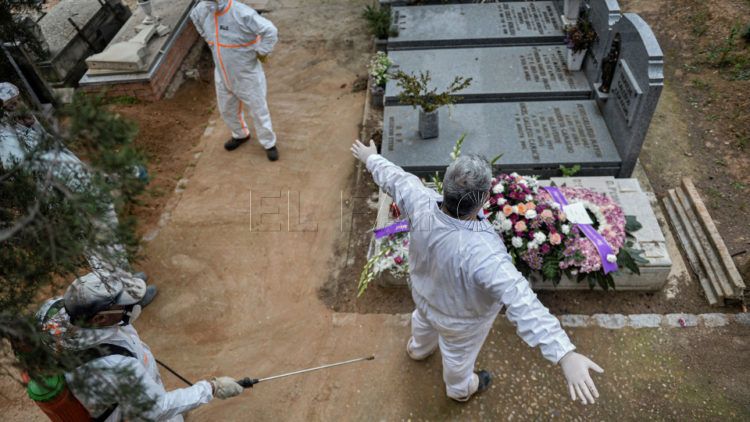 entierro-cementerio-coronavirus-efe