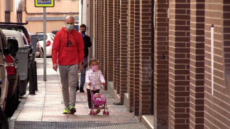 ninos-salen-calle-jugar-estado-alarma-10