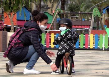 ninos-salen-calle-jugar-estado-alarma-2