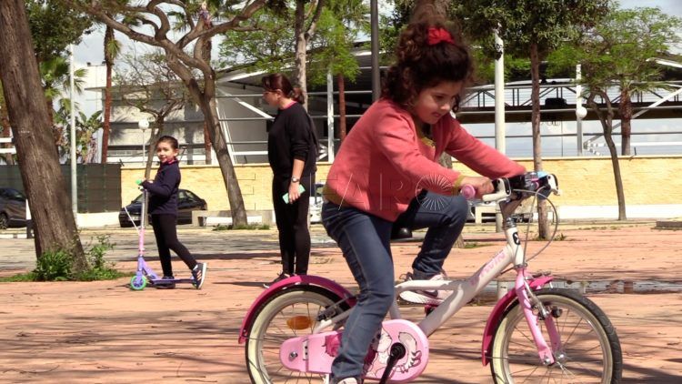 ninos-salen-calle-jugar-estado-alarma-20