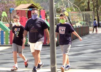 ninos-salen-calle-jugar-estado-alarma-29