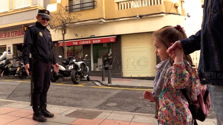 ninos-salen-calle-jugar-estado-alarma-47