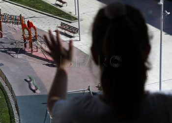 niña-ventana-parque