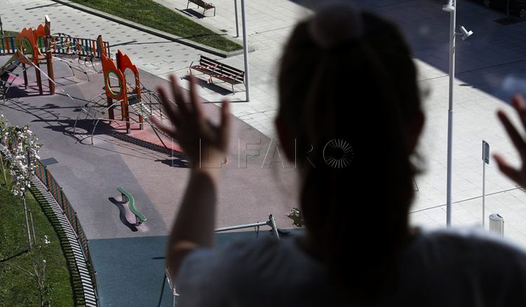 niña-ventana-parque