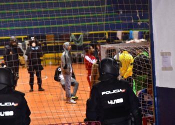 policia-pabellon-libertad-inmigrantes