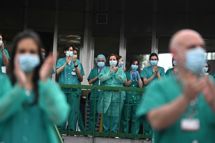 sanitarios-españa-aplausos-alarma-coronavirus.