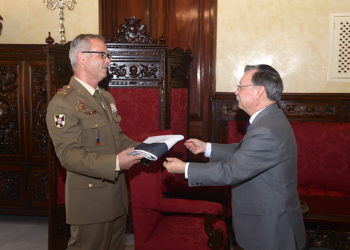 entrega-bandera-ciudad-comgeceu-irak-2