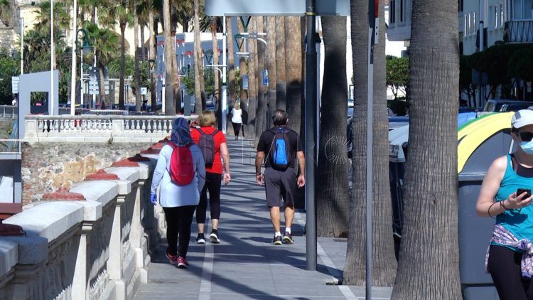 gente-paseando-domingo-fase-1