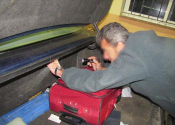 guardia-civil-registro-coche-drogas