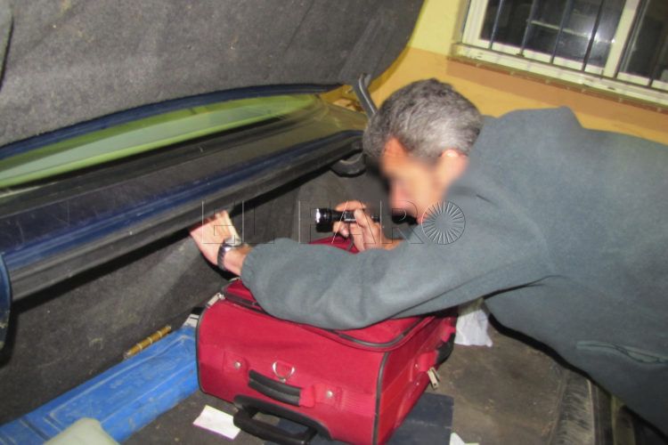 guardia-civil-registro-coche-drogas